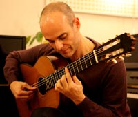 Ricardo Guillen tocando la guitarra