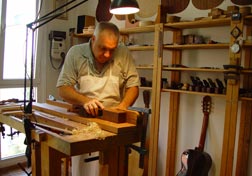 Luthier Paulino Bernabé en su taller